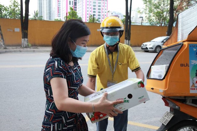 Hàng chục tấn vải thiều Bắc Giang được Vietnam Post chuyển đến tay khách