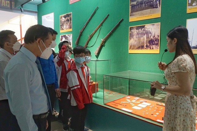 Khẳng định chủ quyền biển đảo qua trưng bày tư liệu “Hoàng Sa, Trường Sa của Việt Nam- Những bằng...