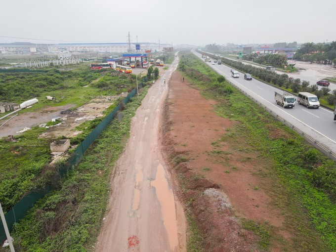 Tình trạng xuống cấp nghiêm trọng tại đường gom  cao tốc Hà Nội - Bắc Giang