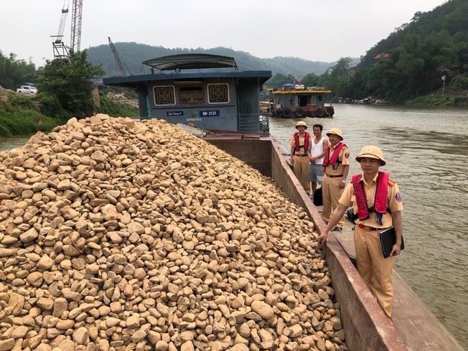 Cảnh sát giao thôn g tỉnh Bắc Giang ra quânxử lý vi phạm bến thủy nội địa, ven sông