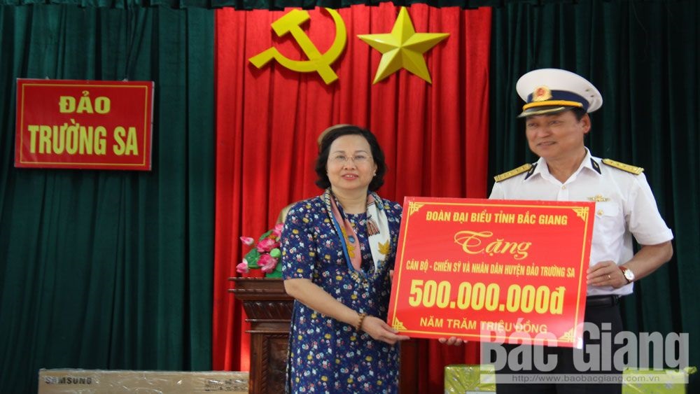 Đoàn công tác tỉnh Bắc Giang thăm, động viên quân và dân huyện đảo Trường Sa, Nhà giàn DK1