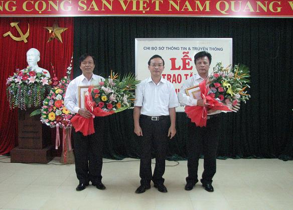 Tổ chức trao tặng Huy hiệu 30 năm tuổi Đảng